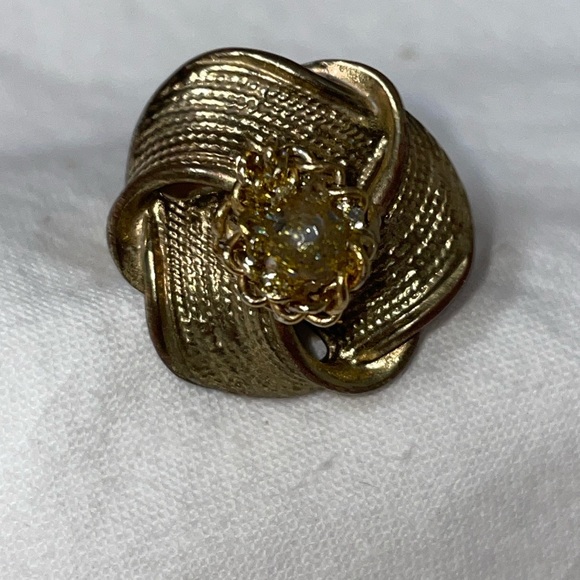 Size 7 Vintage Hand Crafted chunky gold tone swirl ring - Picture 1 of 3